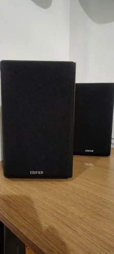 Par de Monitores Edifier R1100