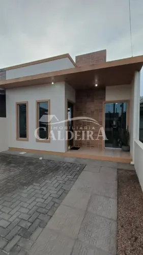 CASA GEMINADA COM PISCINA A POUCAS QUADRAS DA AV PRINCIPAL DE NOVA TRAMANDAI!!