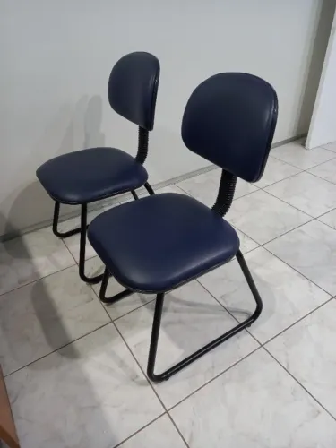 2 Cadeiras de metal com estofamento azul