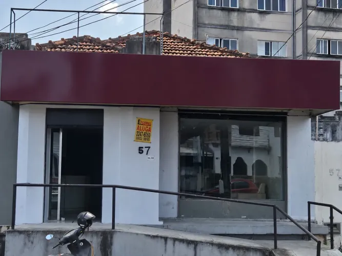 Loja comercial na Av. Camilo de Holanda, esquina com a Princesa Isabel e perto da Lagoa.