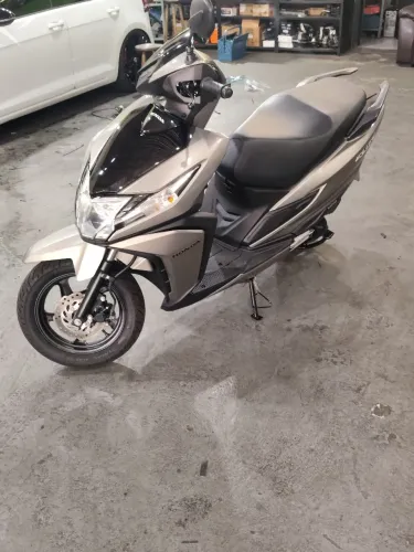 Moto muito nova sem detalhes 