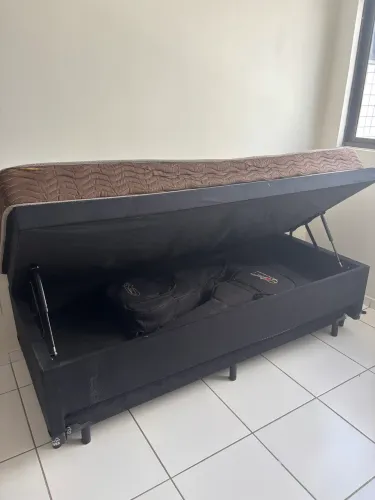 Cama box solteiro com baú.