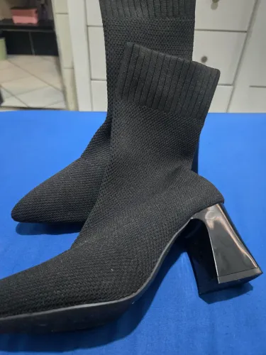Bota preta (numeração 34)