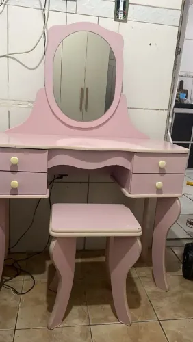 Penteadeira Rosa em ótimo estado para vender