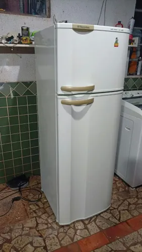 Geladeira Eletrolux conservada