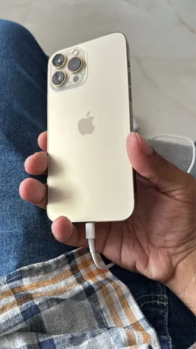 iPhone 13 Pro Max dourado 