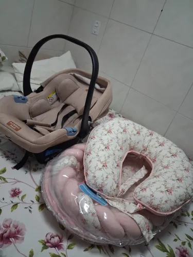 Venda de bebê conforto,banheira, ninho portátil e almofada de amamentar.