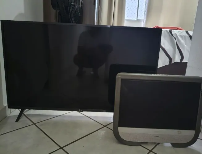 TV LG 43 com tela quebrada + monitor TV AOC com defeito 