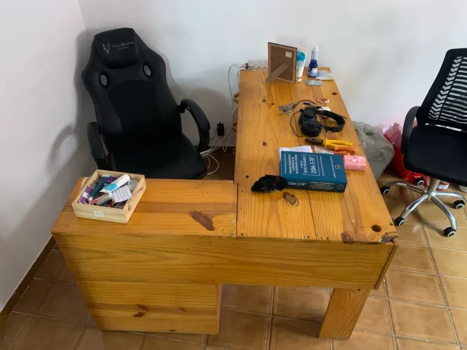 Escrivaninha de madeira + duas cadeiras