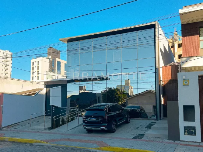 Imóvel para aluguel possui 170 metros quadrados em Vila Moema - Tubarão - SC