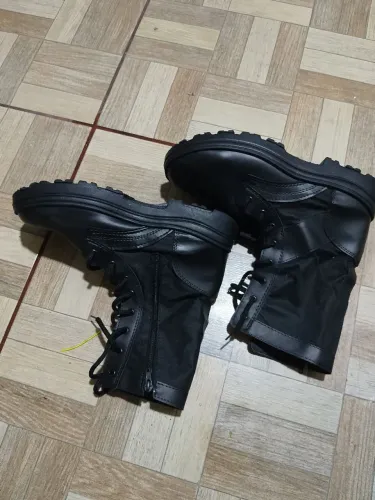 Vendo um coturno com zíper só usei uma vez ficou grande no pé número 43