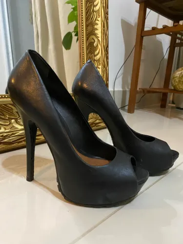 Salto Schütz maravilhoso atemporal peep toe preto fino plataforma couro feminino