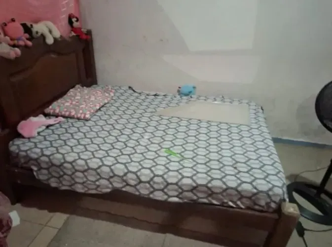 Cama de madeira ,boa ,o colchão tá usado ,comprei já a sim junto com a cama