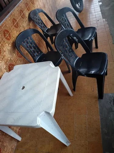 Jogo de mesa plástico com 4 cadeiras 
