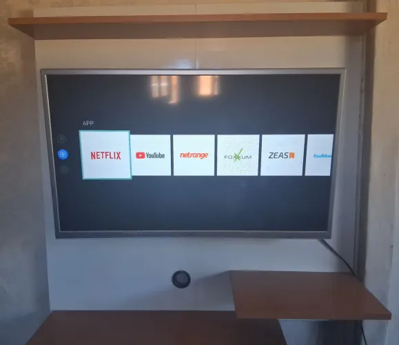 Kit Smart TV Semp + Painel Bicolor com Prateleiras