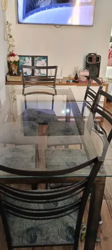 Mesa 6 caseiras tampo de vidro estrutura ferro envelhecido