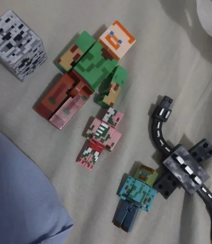 kit com 5 brinquedos minicraft sendo 4 articulados 
