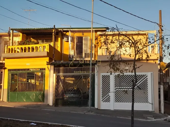 Casa, na região do Jardim Aeroporto, a poucos metros do metrô e do Parque do Chuvisco.