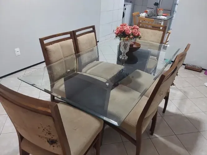 Mesa de jantar com seis cadeiras de madeira