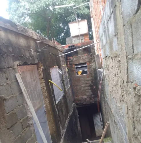 Vendo casa em processo de acabamento, amplo quintal 