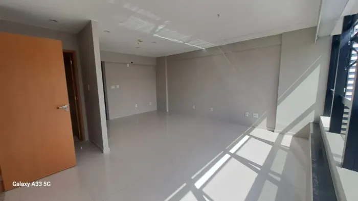 CENTRO EMPRESARIAL ACRÓPOLE, SALA COMERCIAL COM 30M², NAZARÉ