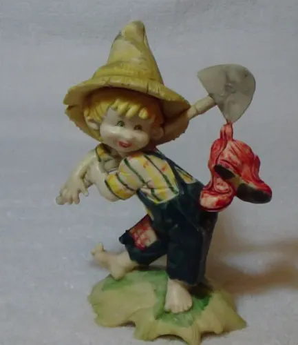 Antiguidade, Enfeite em resina, Bela Estatueta de Menino de Fazenda