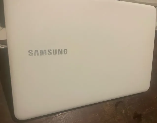 Notebook SAMSUNG I3 4GB SSD 128GB Tela de 15.Bateria excelente, Muito novo