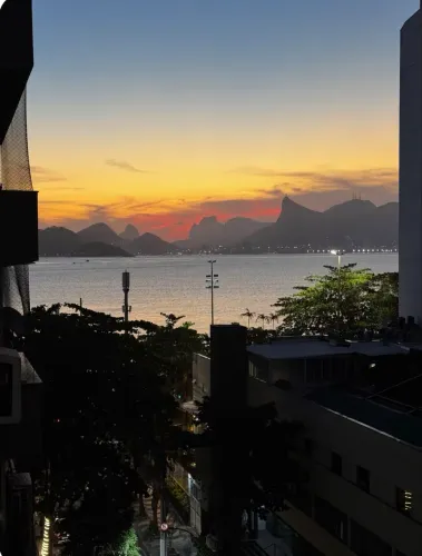 Apartamento 100% Mobiliado esquina com a praia de Icaraí - Pronto para Morar!