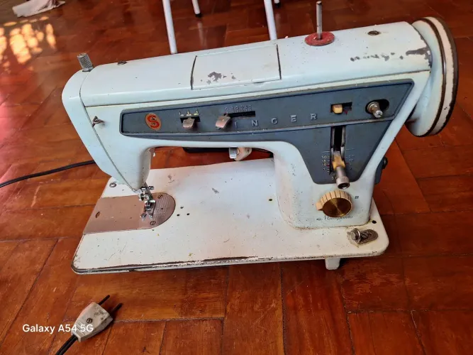 Máquina de Costura Singer Multiponto Antiga com Motor e Pedal