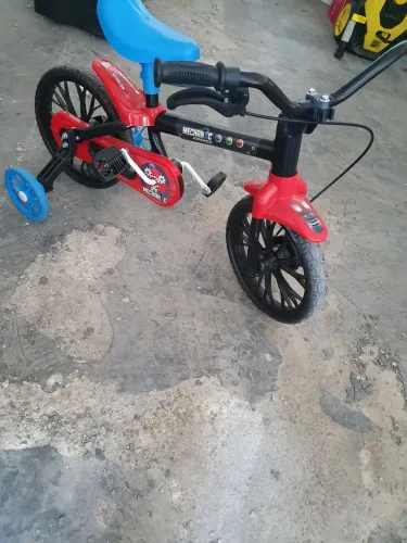 Bicicleta de rodinhas menino