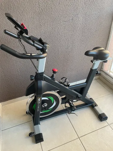 Bicicleta ergométrica spinning WCT fitness roda de inércia 20kg + capa protetora
