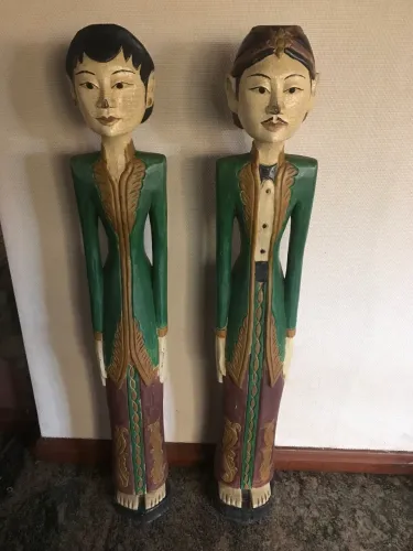 Esculturas em madeira Indonésia