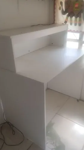 Mesa para escritório com lâmpada embutida
