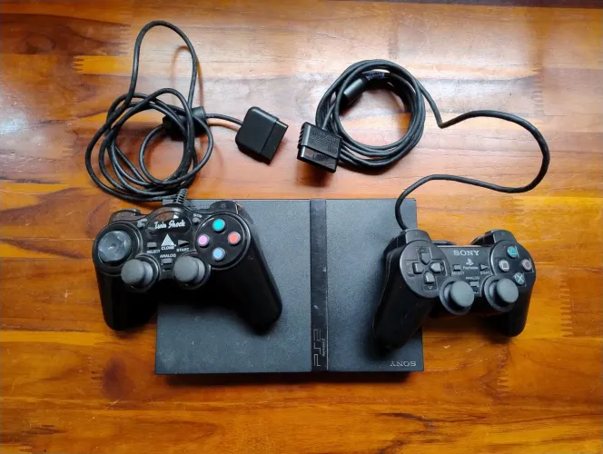 PlayStation 2 slim funcionando com cabos e controles