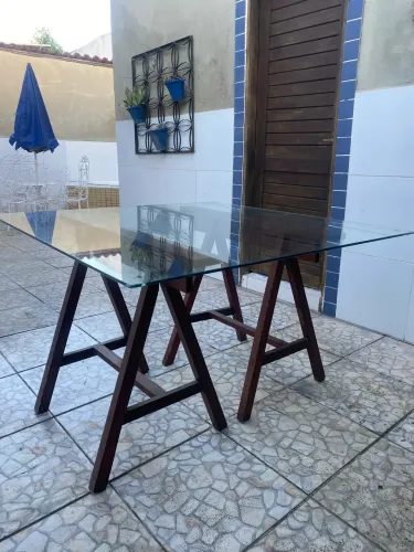 Mesa de Vidro com pés de cavalete de madeira Angeli