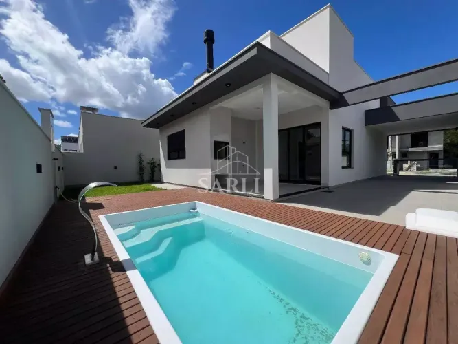 Casa com 108m², piscina e suíte no bairro Forquilhas São José
