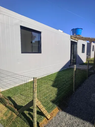 Alugo casa container com 2 quartos , 1 banheiro, cozinha e área de serviço.
