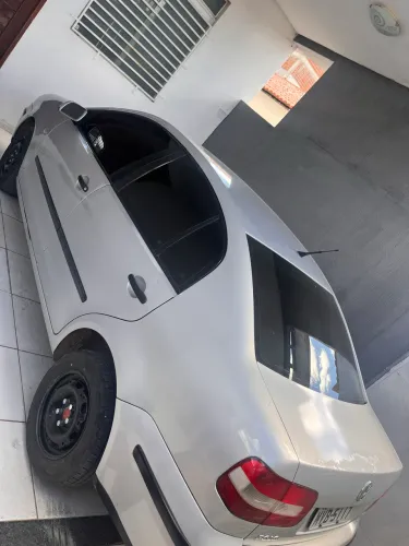 Volkswagen Polo Sedan 1.6 MI 101cv 8V 4P 2004