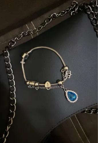 Pulseira estilo Pandora com pingentes