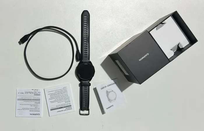 Garmin Forerunner 165, versão original sem Music, na cor preta.