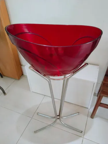 Champanheira de pé em acrílico pés de metal