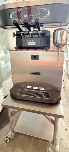 Máquina de Sorvete Expresso Taylor modelo C722 de Balcão com Bomba de Ar MISTURADOR 