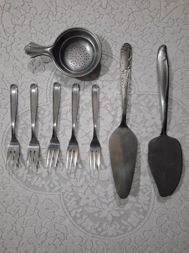 Conjunto de espátulas, garfinhos em inox para bolos e coador de chá 