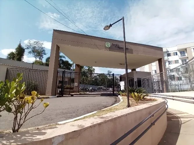 Apto em Cotia, em frente ao CT do São Paulo, 5 min do Centro da cidade, ônibus na porta