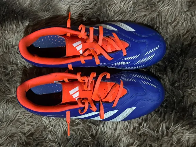 Vendo chuteira azul e laranja ? ? Valor: R$ 180 Número-38