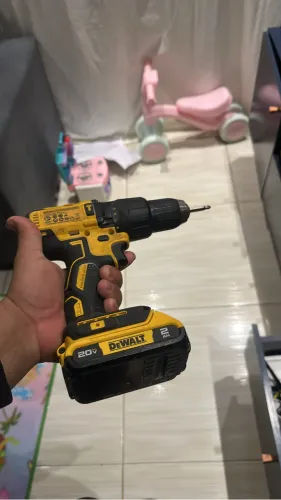 Parafusadeira e furadeira deWALT com 2 baterias 5h ,1 bateria 2he carregador