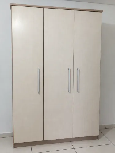 Guarda roupa de três portas