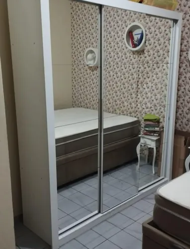 Guarda roupa casal com 3 portas de espelho