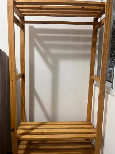 Arara de roupa pequena