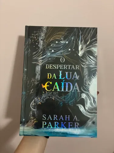 O Despertar da Lua Caída - Sarah A. Parker capa dura com pintura trilateral